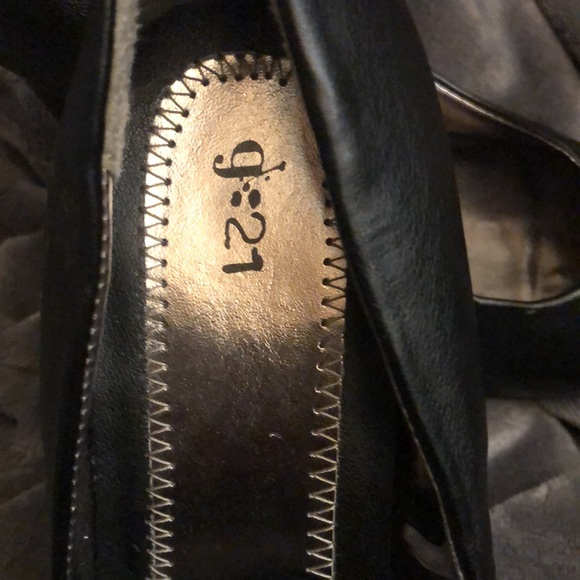 Black high heels 4 inch. Patten leather look. Like new - Picture 8 of 8